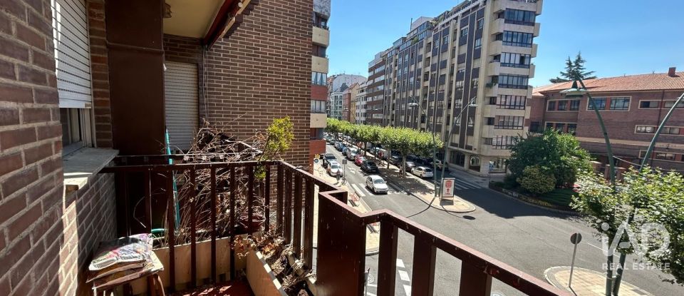 Pis 3 habitacions de 100 m² a León (24004)