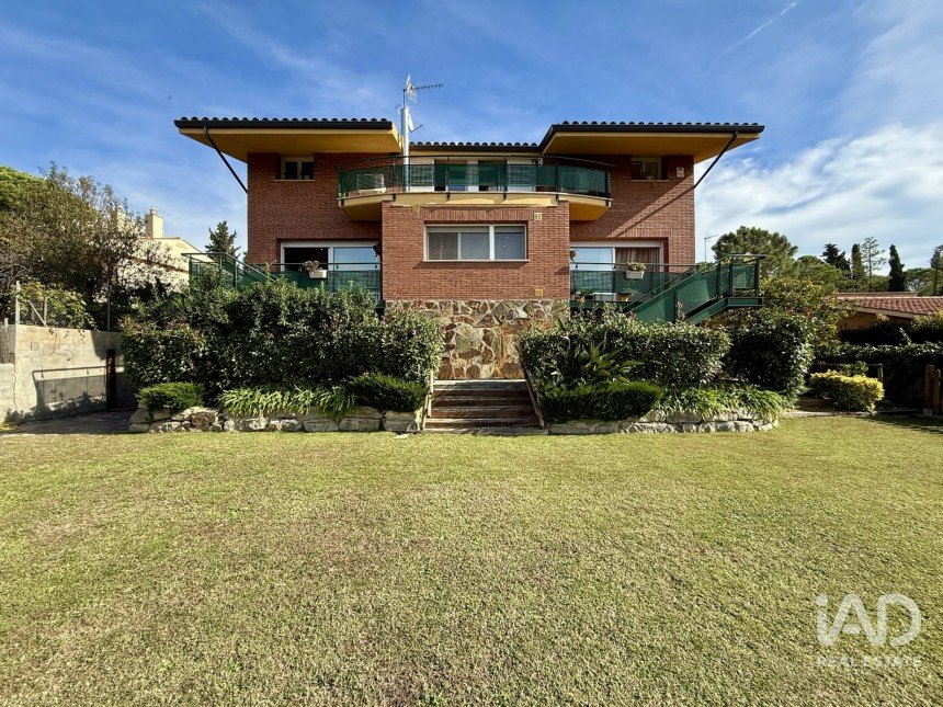 Habitatge unifamiliar  7 habitacions de 587 m² a Sant Vicenç de Montalt (08394)