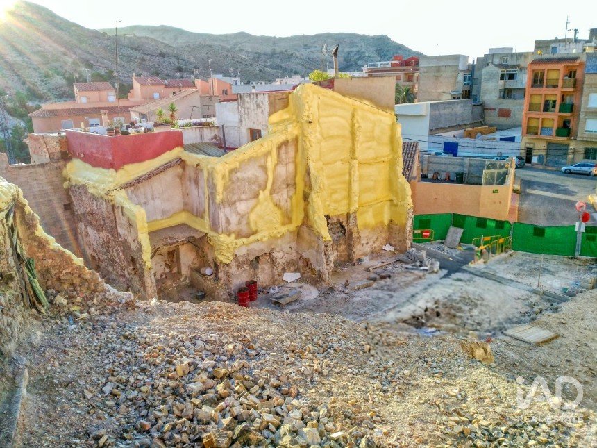 Terreno urbano de 670 m² en Agost (03698)