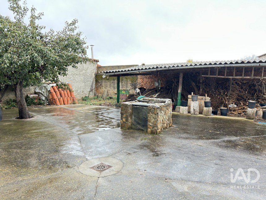 Village house 4 bedrooms of 146 m² in Destriana (24730)