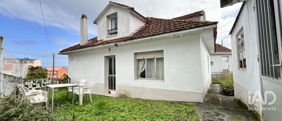House 5 bedrooms of 122 m² in Laxe (15117)