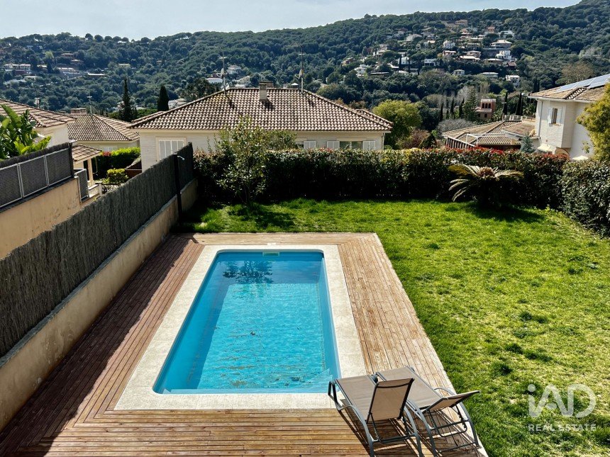 Casa rural 6 habitaciones de 471 m² en Cabrils (08348)