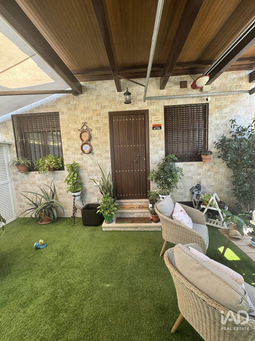 Casa 4 habitaciones de 160 m² en Sevilla (41016)