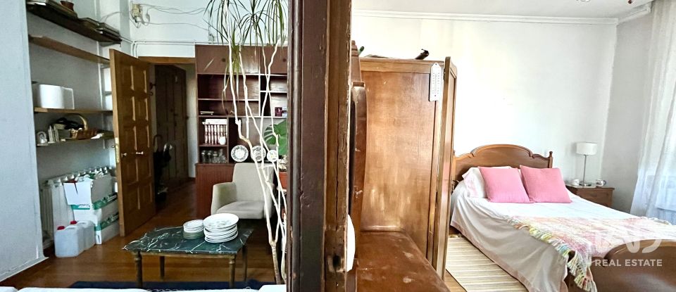 Piso 5 habitaciones de 141 m² en Santiago de Compostela (15705)