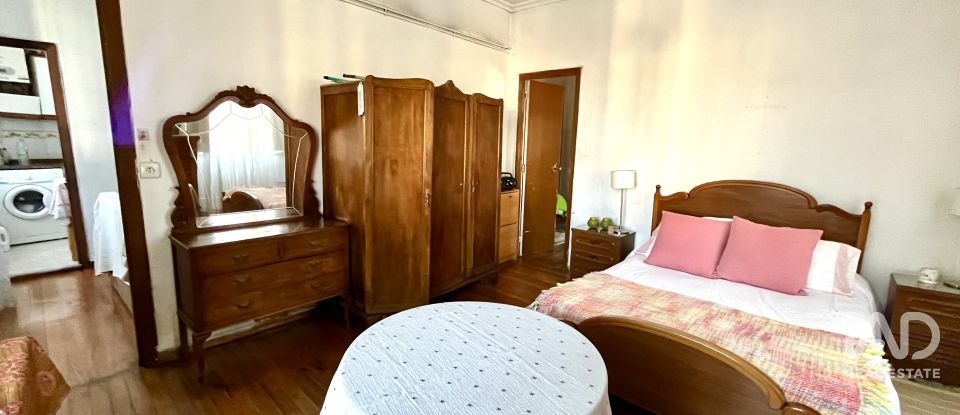 Piso 5 habitaciones de 141 m² en Santiago de Compostela (15705)