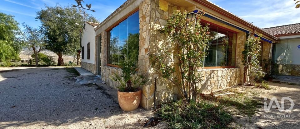 Casa rústica 3 habitacions de 572 m² a Elda (03600)