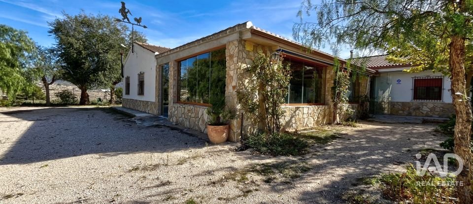 Casa rústica 3 habitacions de 572 m² a Elda (03600)