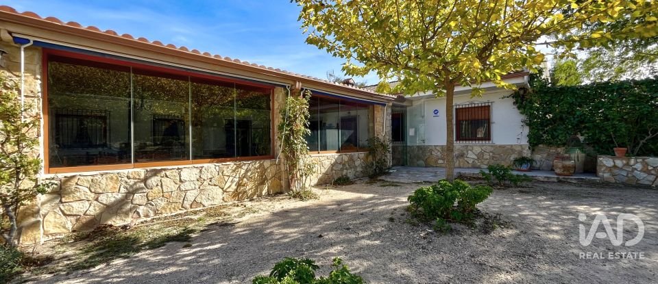 Casa rústica 3 habitacions de 572 m² a Elda (03600)