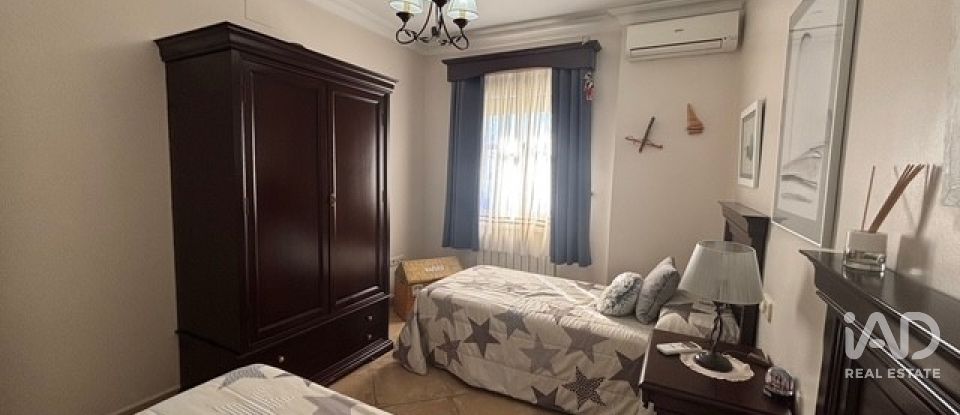 Vivienda unifamiliar  3 habitaciones de 393 m² en Lepe (21440)