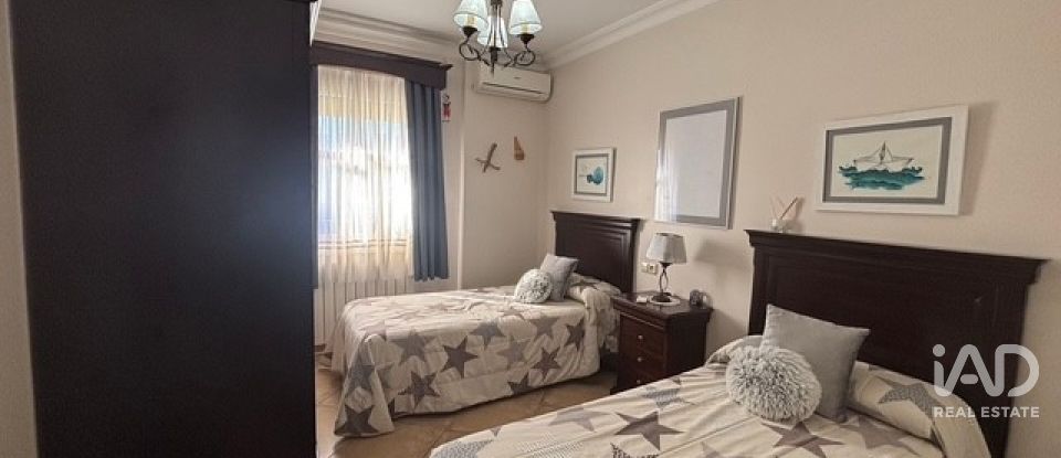 Vivienda unifamiliar  3 habitaciones de 393 m² en Lepe (21440)