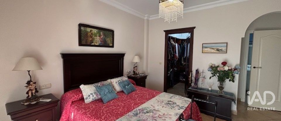 Vivienda unifamiliar  3 habitaciones de 393 m² en Lepe (21440)