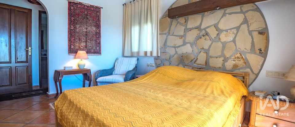 Chalet 4 habitaciones de 350 m² en Pego (03780)