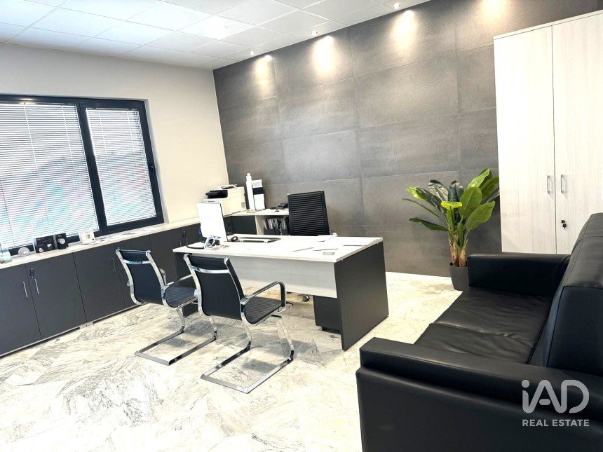 Shop / premises commercial of 103 m² in Pilas (41840)