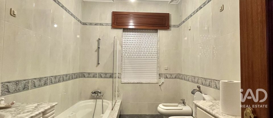 House 5 bedrooms of 300 m² in O Pino (15821)