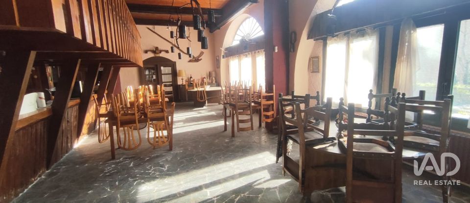 Edificio de 873 m² en Aubert (25537)