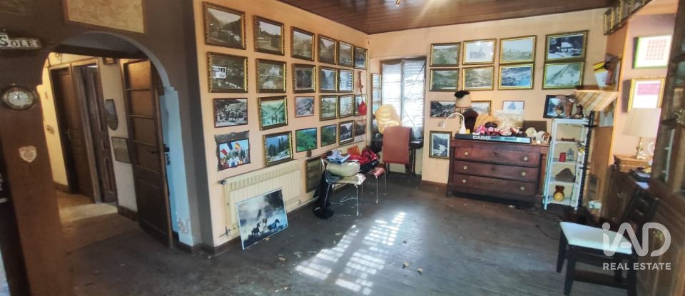 Edificio de 873 m² en Aubert (25537)