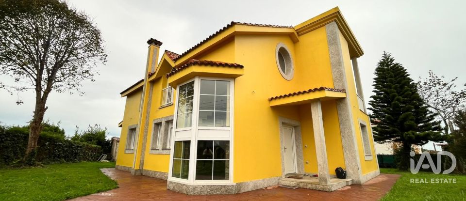 Maison 4 chambres de 250 m² à Lago (15551)