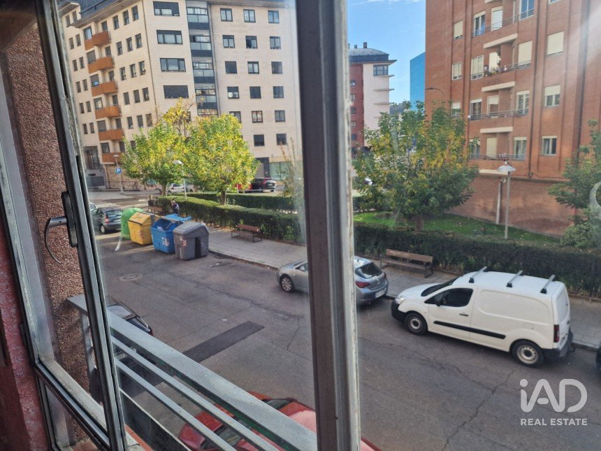 Apartment 3 bedrooms of 95 m² in León (24008)