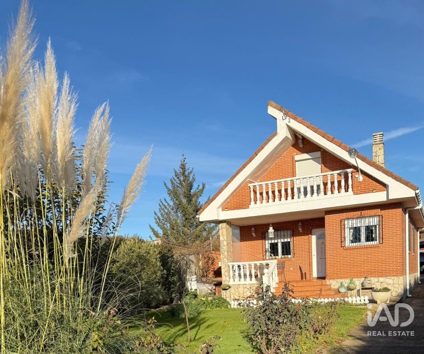 House 4 bedrooms of 226 m² in Villaquilambre (24193)