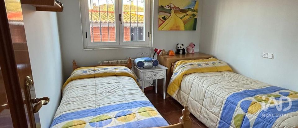 House 4 bedrooms of 226 m² in Villaquilambre (24193)