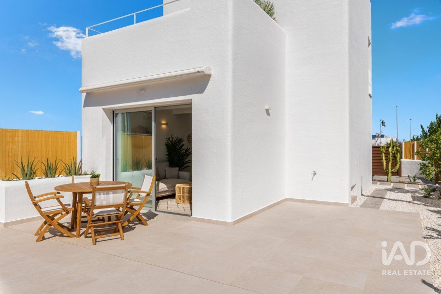 Vivienda unifamiliar  3 habitaciones de 86 m² en Los Alcázares (30710)