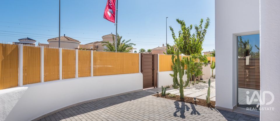 Vivienda unifamiliar  3 habitaciones de 86 m² en Los Alcázares (30710)