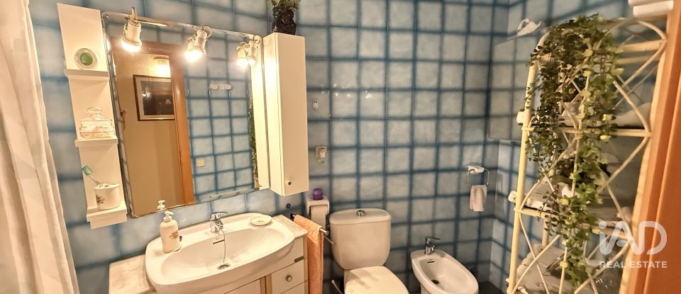 Pis 4 habitacions de 104 m² a Barcelona (08027)