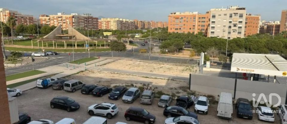 Pis 3 habitacions de 64 m² a Alicante/Alacant (03005)